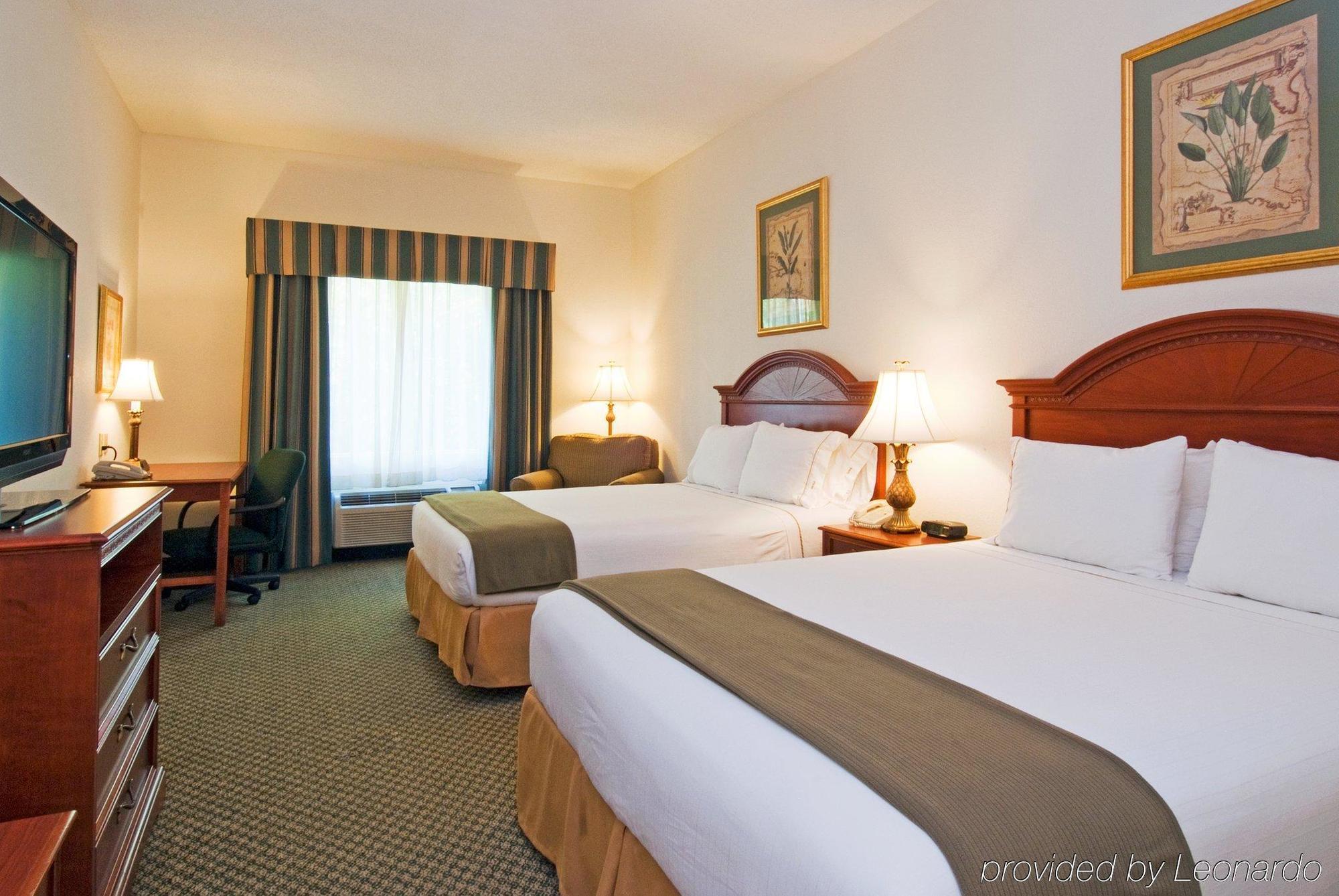 Holiday Inn Express Hotel & Suites Emporia By Ihg Kamer foto