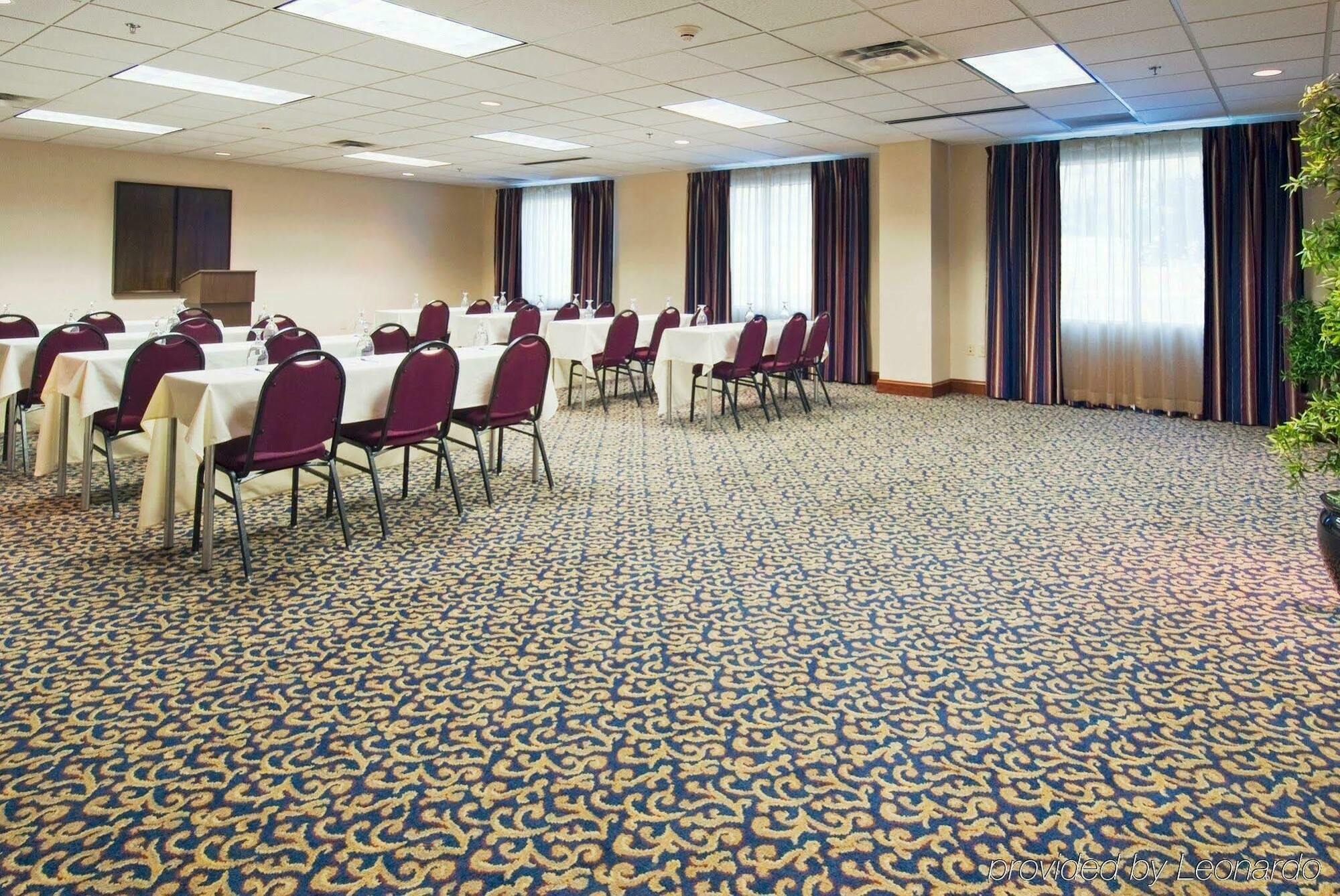 Holiday Inn Express Hotel & Suites Emporia By Ihg Buitenkant foto