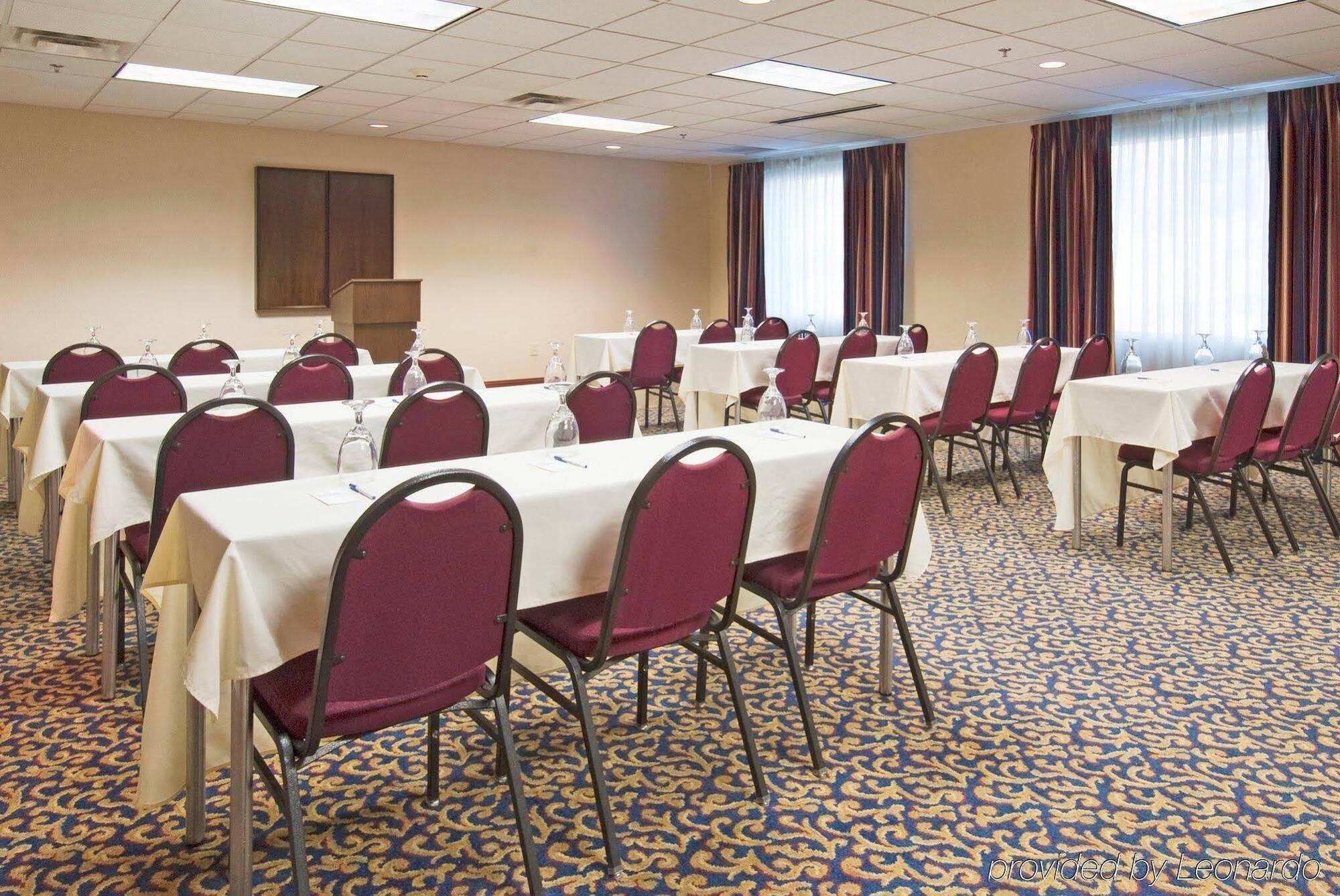Holiday Inn Express Hotel & Suites Emporia By Ihg Buitenkant foto